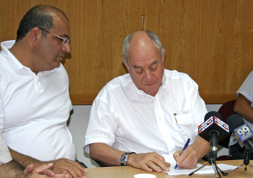 חוק פיצוי לנפגעי פוליו — שר האוצר רוני בראון חותם